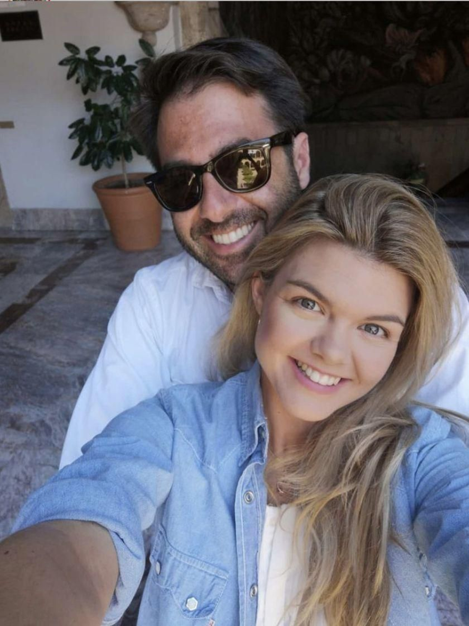 Alejandra Ruiz, hija de Espartaco, con su novio, Ernesto Novales, en una imagen de sus redes sociales.