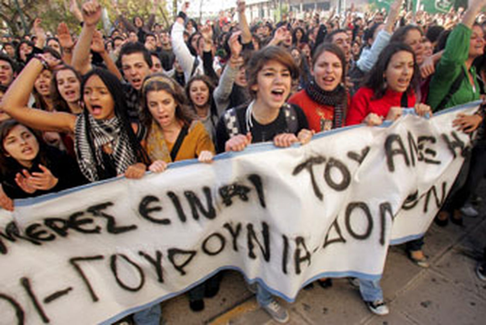 Nuevos disturbios en Grecia mientras entierran a joven al que mató un policía
