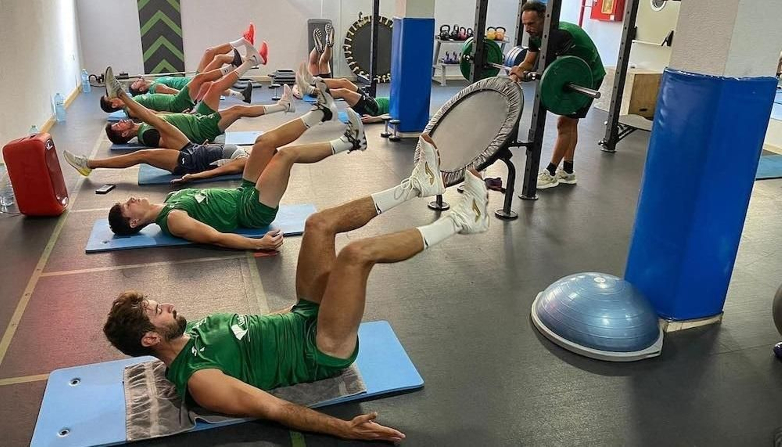 El equipo almeriense se ejercita bajo la atenta mirada de Manolo Berenguel