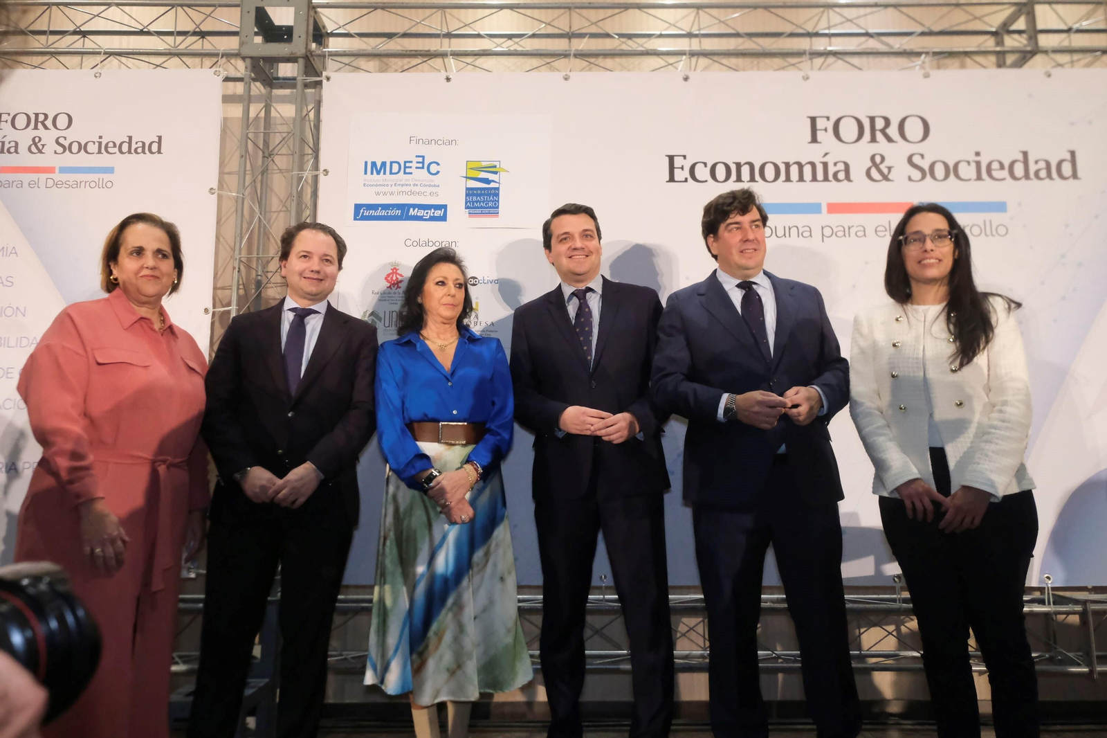 Foto de familia durante el Foro Economía y Sociedad, organizado por la asociación Asfaco.