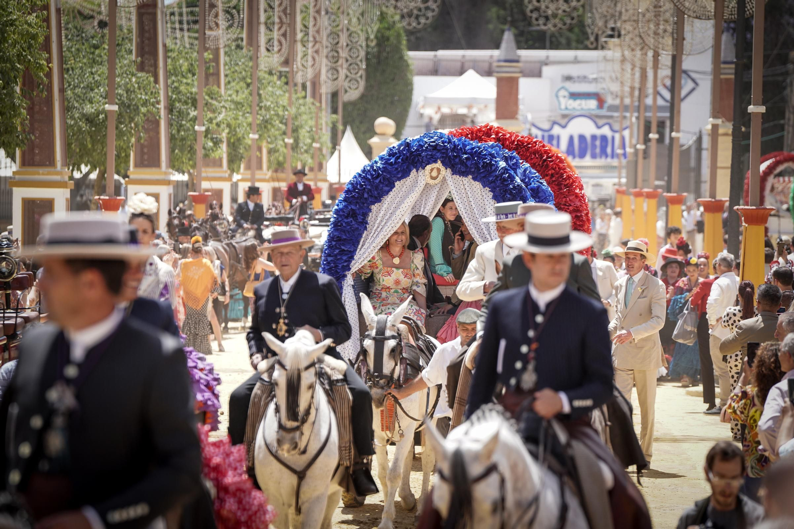 Imágenes de la Hermandad del Rocío en el Real de la Feria