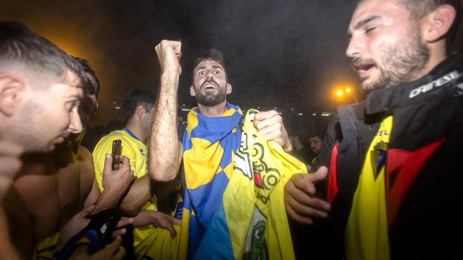 En imágenes el encuentro de los jugadores del Cádiz C.F. y la afición en las Puertas de Tierra.