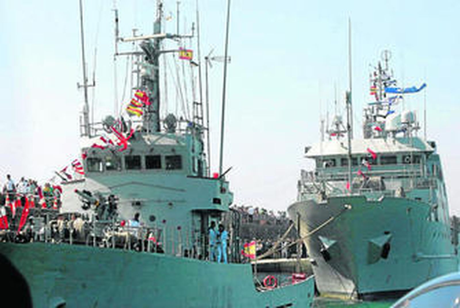 El 'Medas' y el patrullero 'Tarifa', en el dique Sagrado Corazón del puerto de Tarifa el pasado fin de semana.