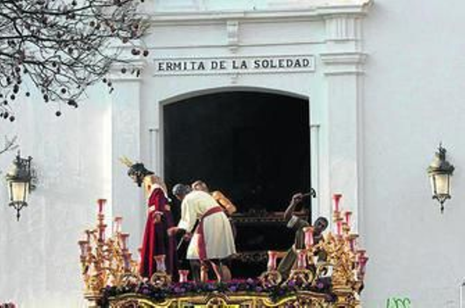 El Señor de la Victoria, a su paso por la Ermita de la Soledad.