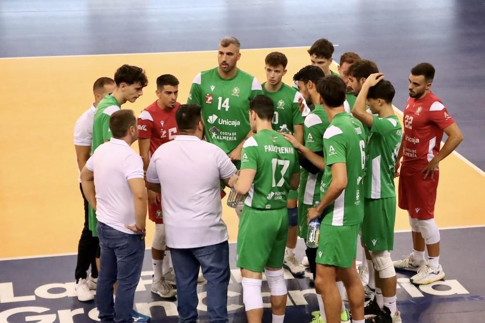 Los jugadores del conjunto ahorrador escuchan atentos a las indicaciones del técnico Pablo Ruiz.