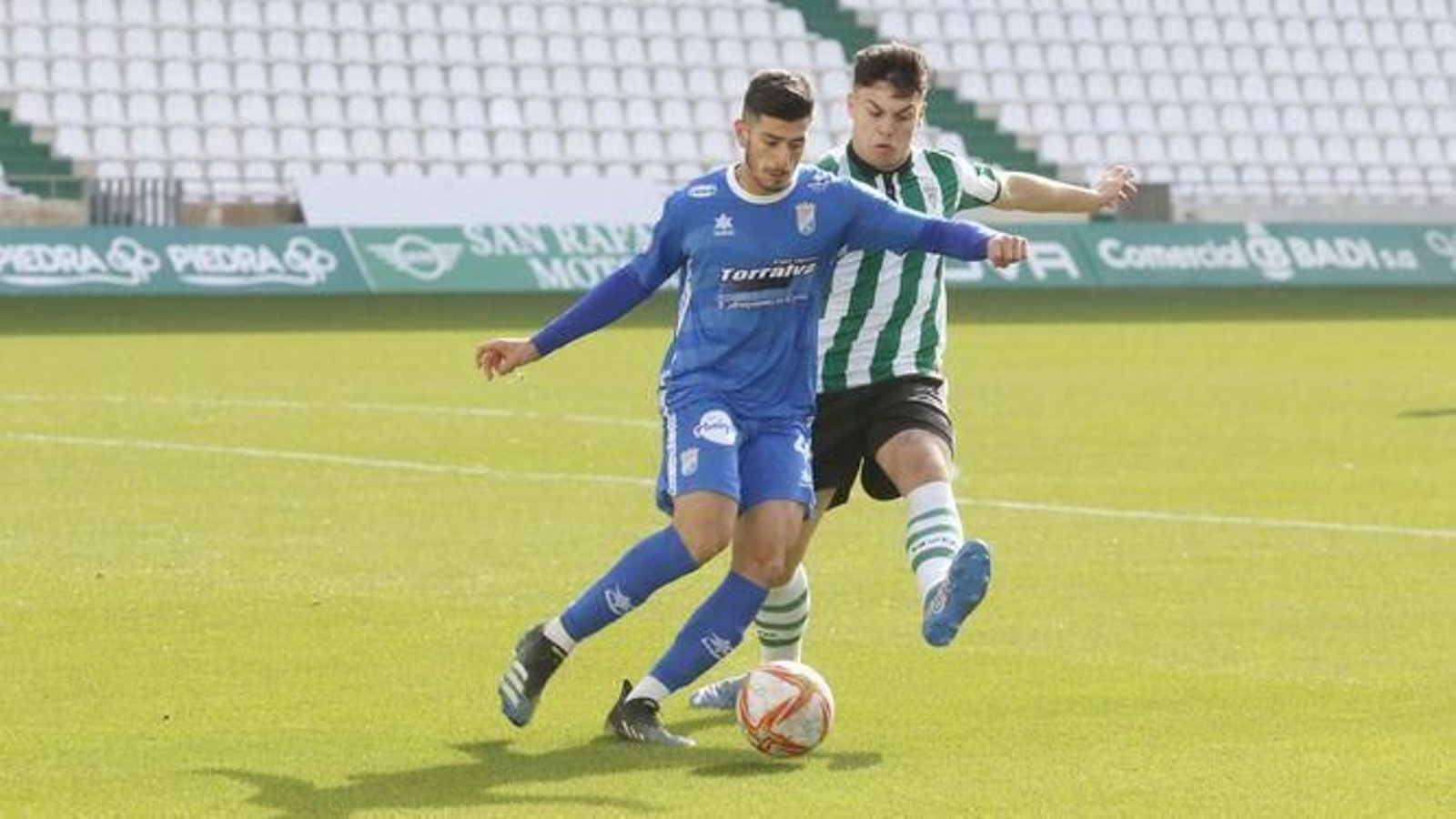 Rubén Sánchez corta un avance cordobesista en el partido que se jugó en El Arcángel la temporada pasada.