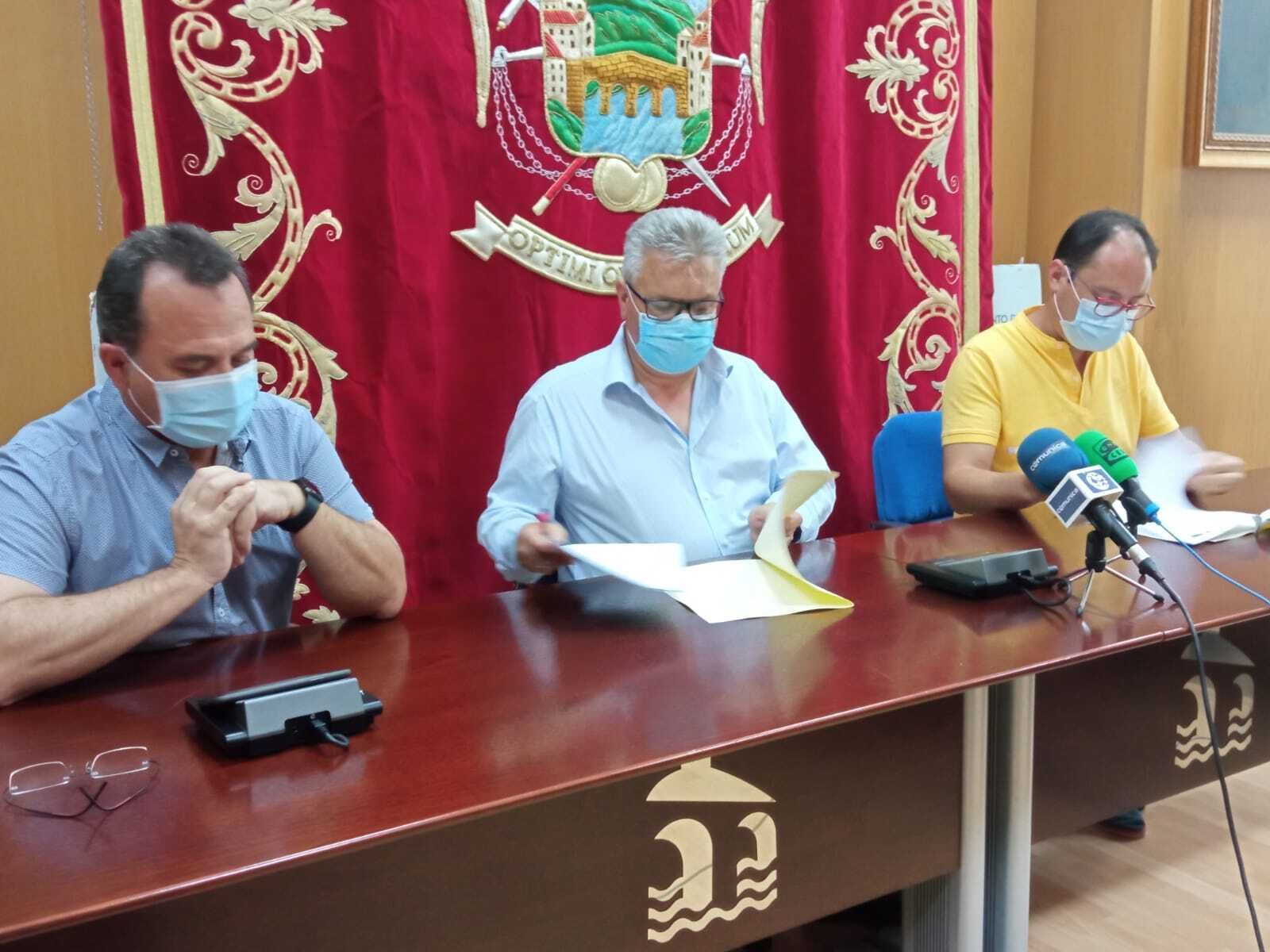Un momento de la firma del convenio.