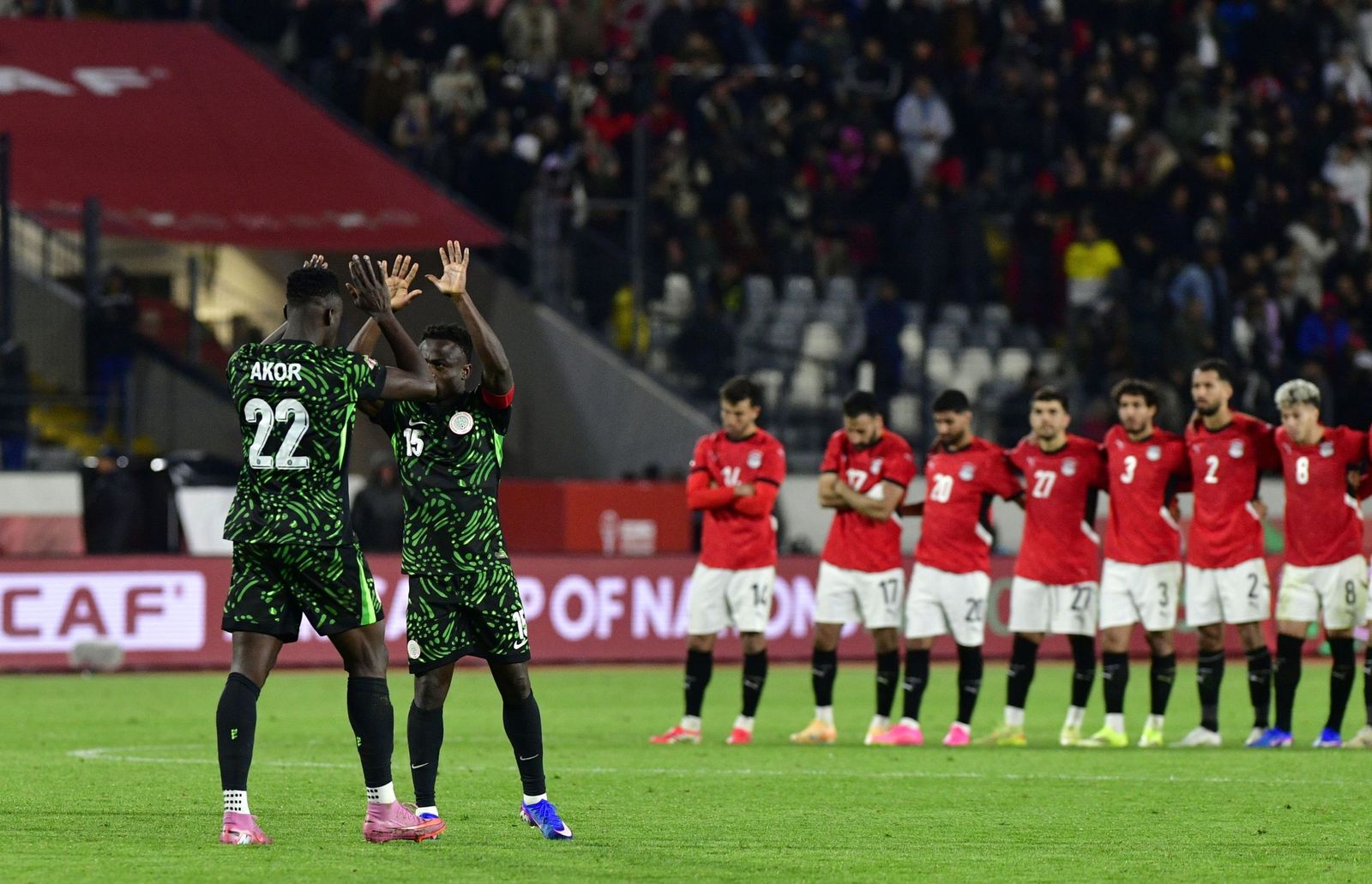 Akor Adams y Moses Daddy Simon en la tanda de penaltis ante Egipto.