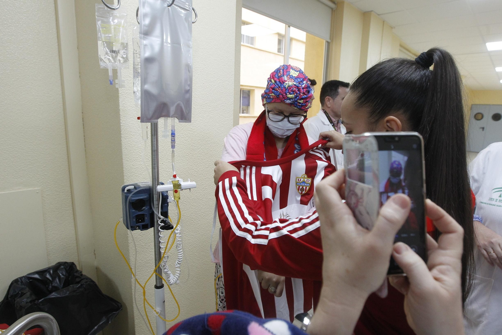Fotogalería visita jugadores U.D. Almería Hospital Torrecárdenas