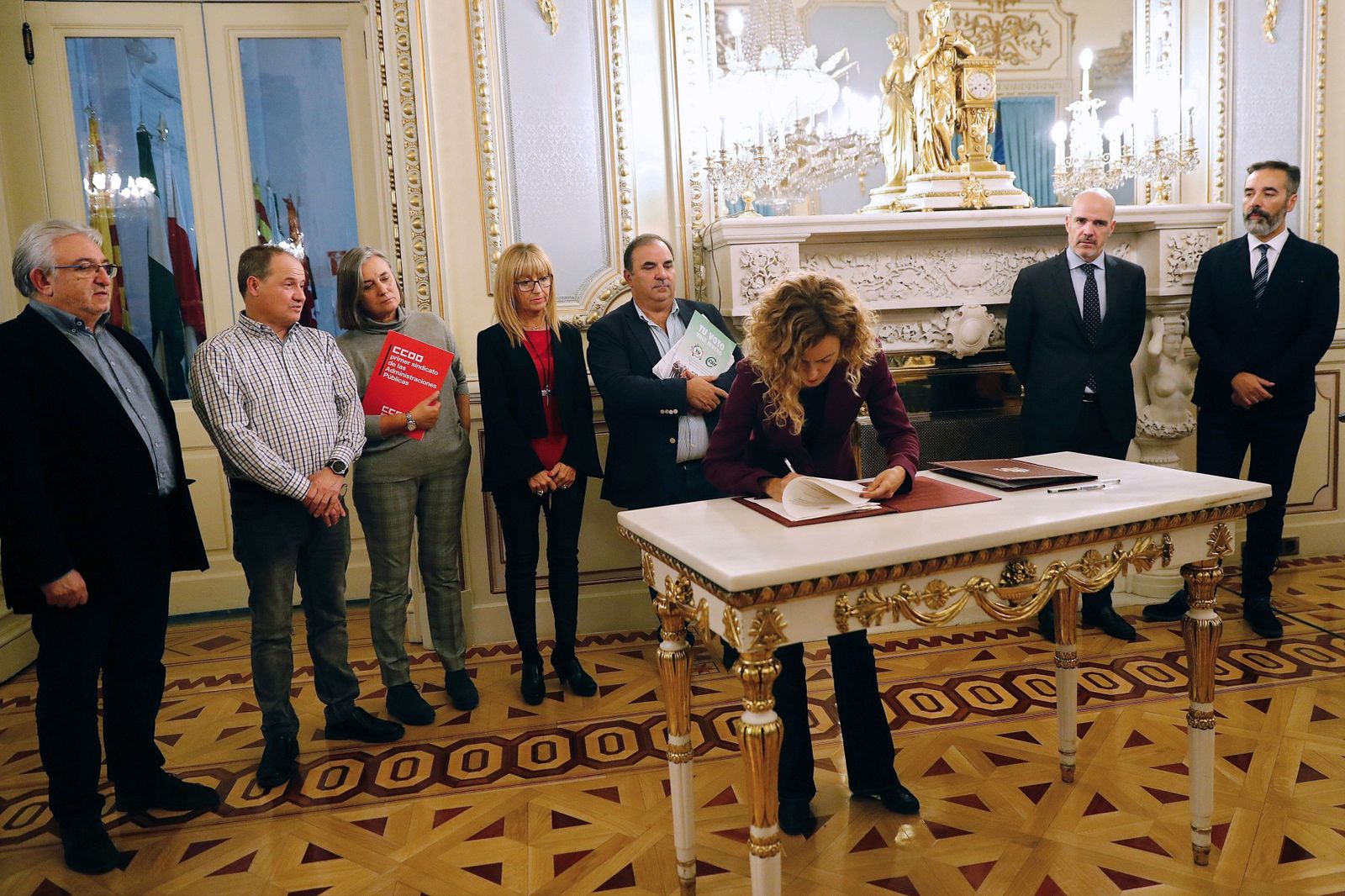 Meritxel Batet, ayer en el momento de firmar el acuerdo