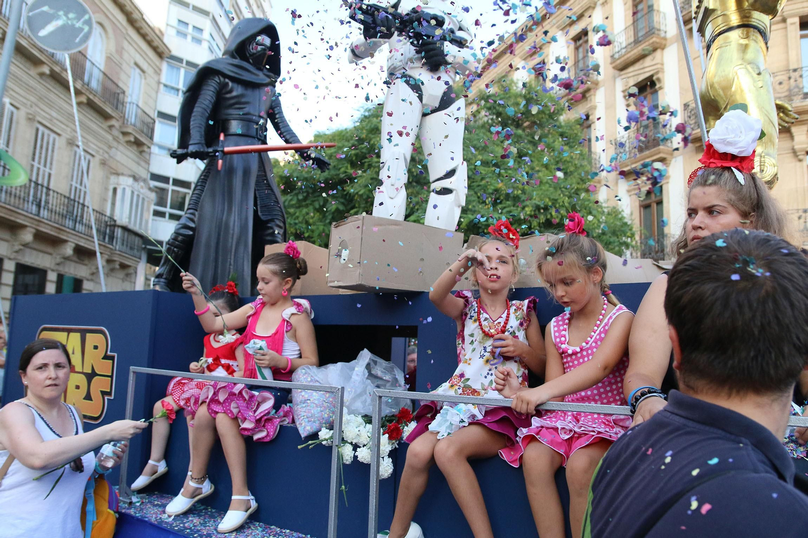 La Batalla de las Flores ha regresado inundando Almería de claveles