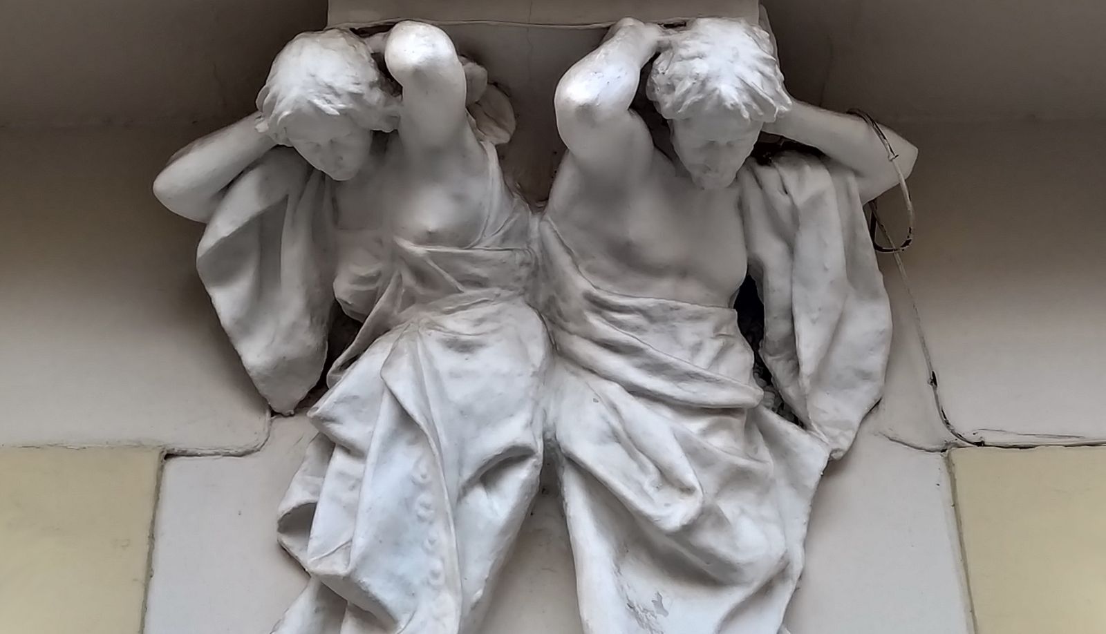 Detalle de la escultura en la fachada de la calle Eguilior