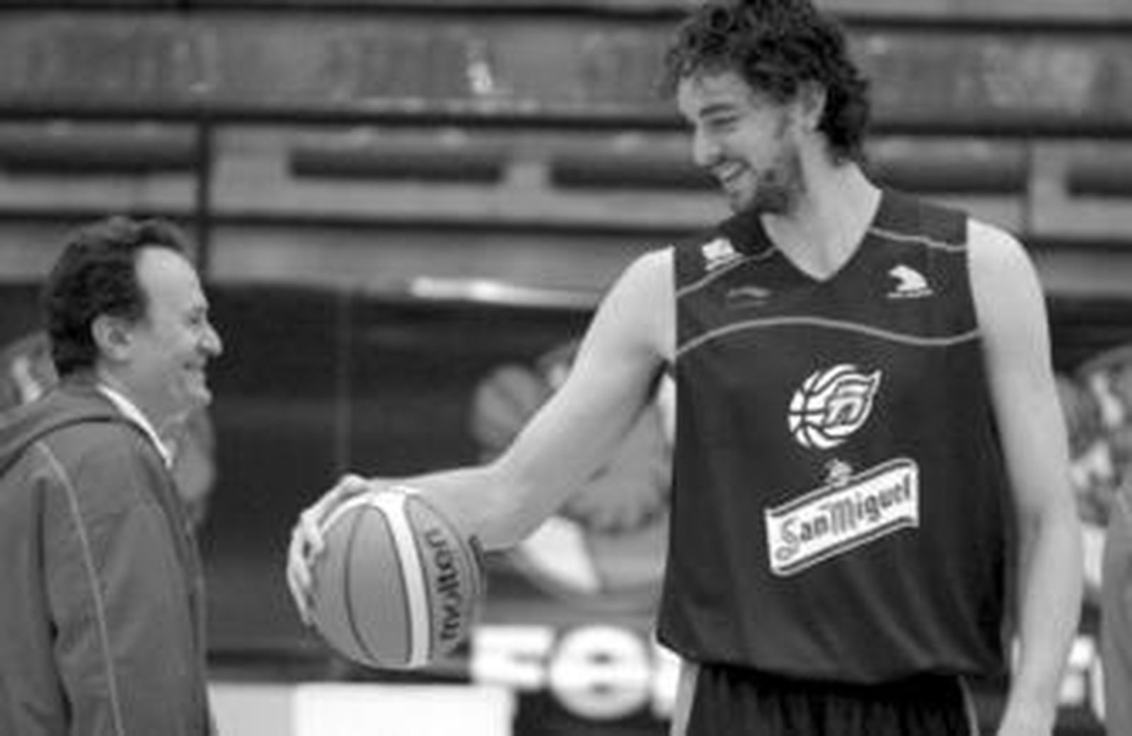 Pau Gasol (derecha) charla con el seleccionador, Aíto García Reneses, ayer en su primer entrenamiento en San Fernando.