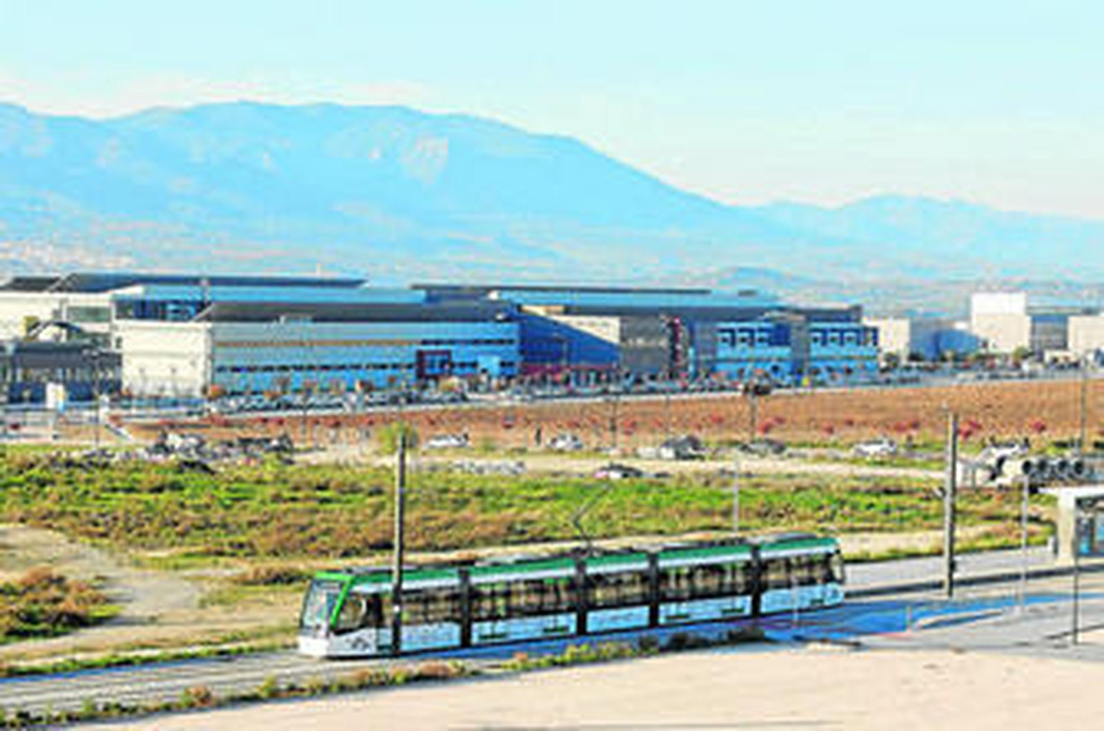 Uno de los trenes del Metro , a su paso por la zona de ampliación de la Universidad.