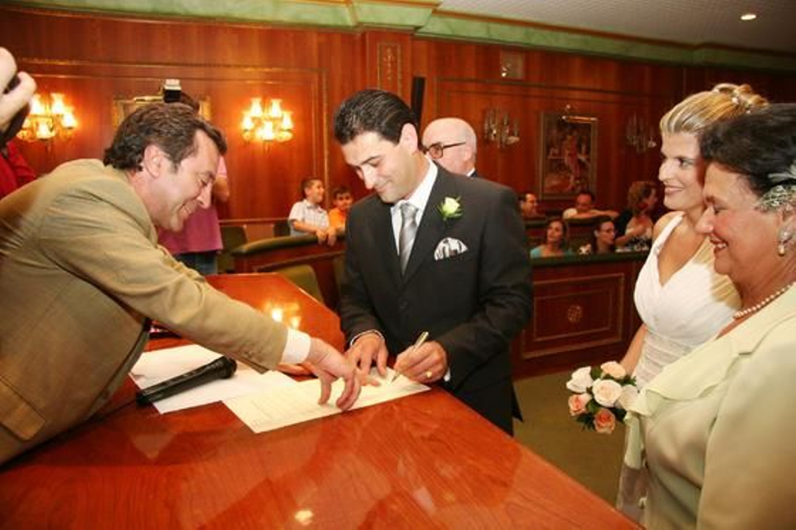 15-06-2007: Despedida de Martín Reyes

Última boda que ofició como presidente de la gestora. Después se convirtió en comisionado para la Costa. El Ayuntamiento marbellí, disuelto por el caso Malaya.