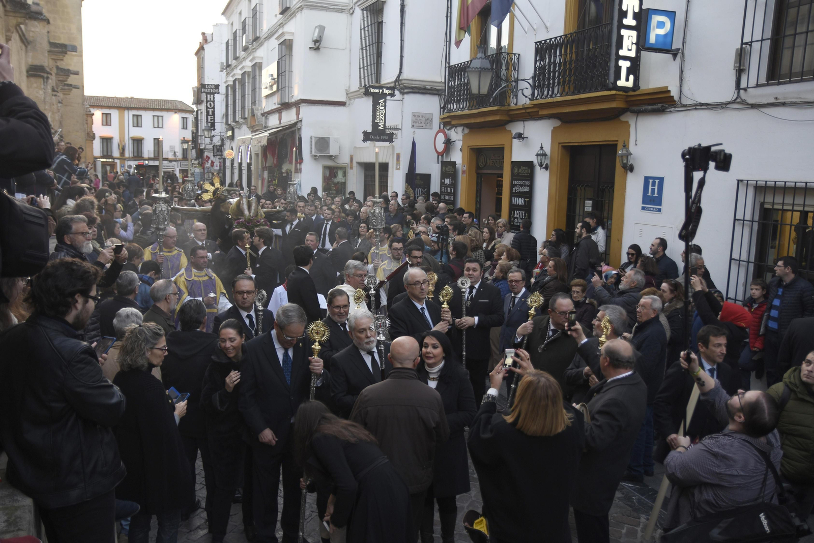Un momento del vía crucis presidido por el Cristo de Gracia, al salir de la Catedral.