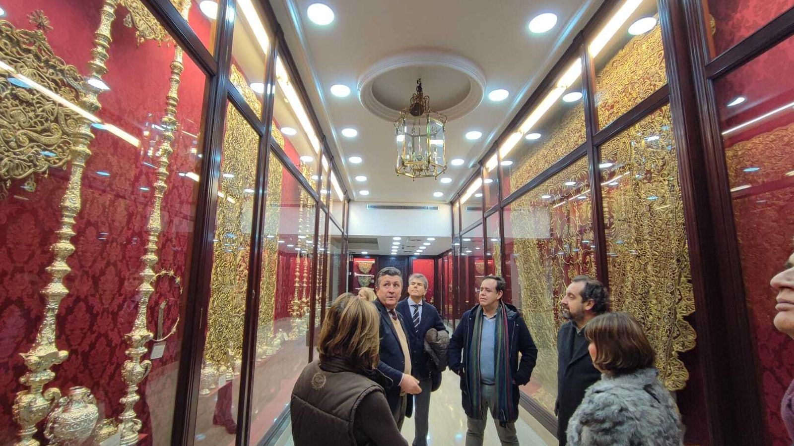 Enrique Casellas visita las dependencias del Cachorro