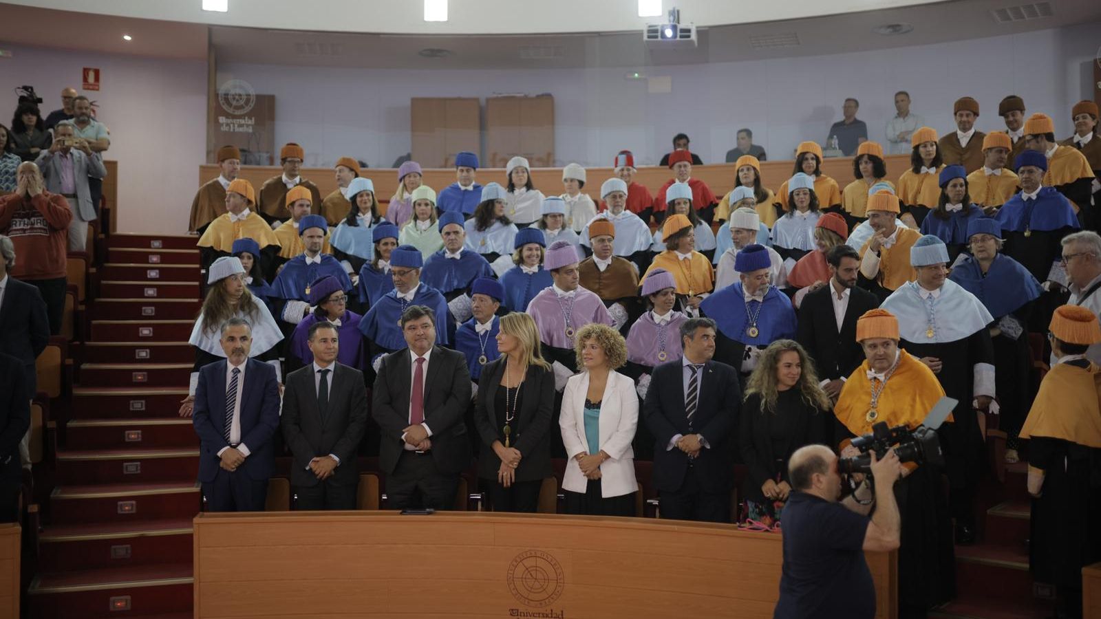 Autoridades y miembros de la comunidad educativa de la UHU asistentes al acto