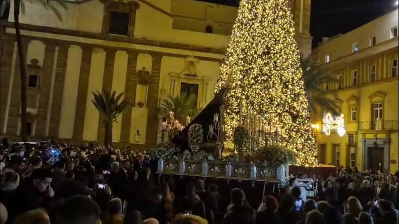 La Virgen del Buen Fin, en procesión por la Catedral de Cádiz entre las luces de Navidad