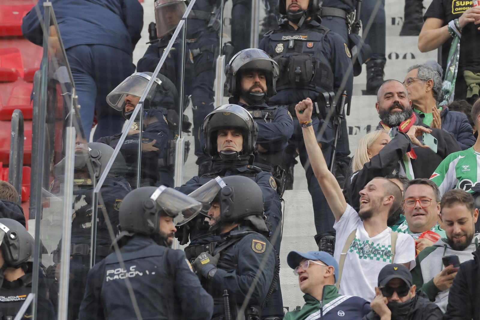 Búscate en las fotos del Sevilla -Betis