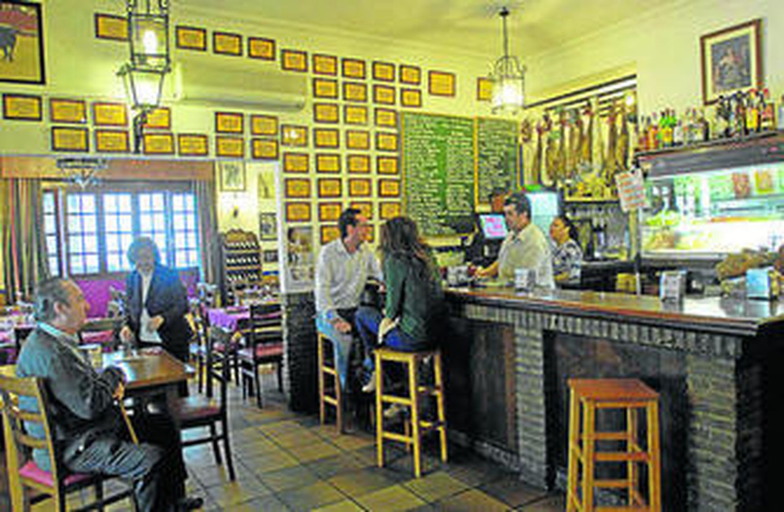 La zona de barra del restaurante El Manijero.