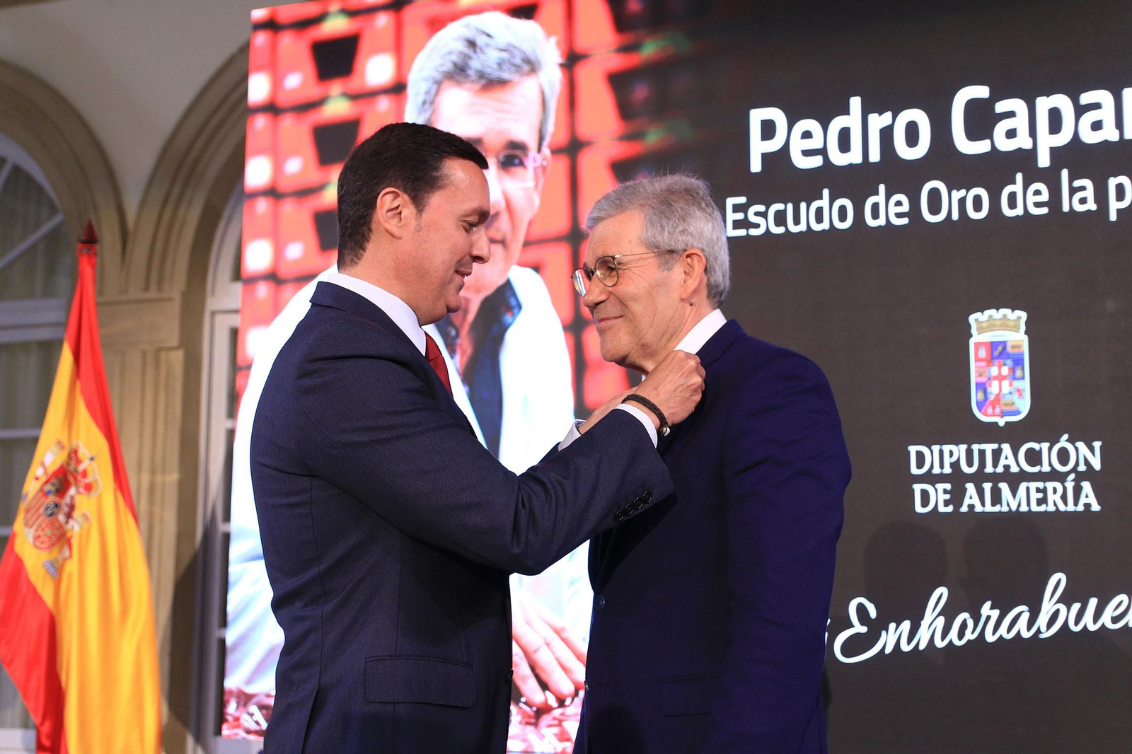 La diputación impone el Escudo de la Provincia a Pedro Caparrós