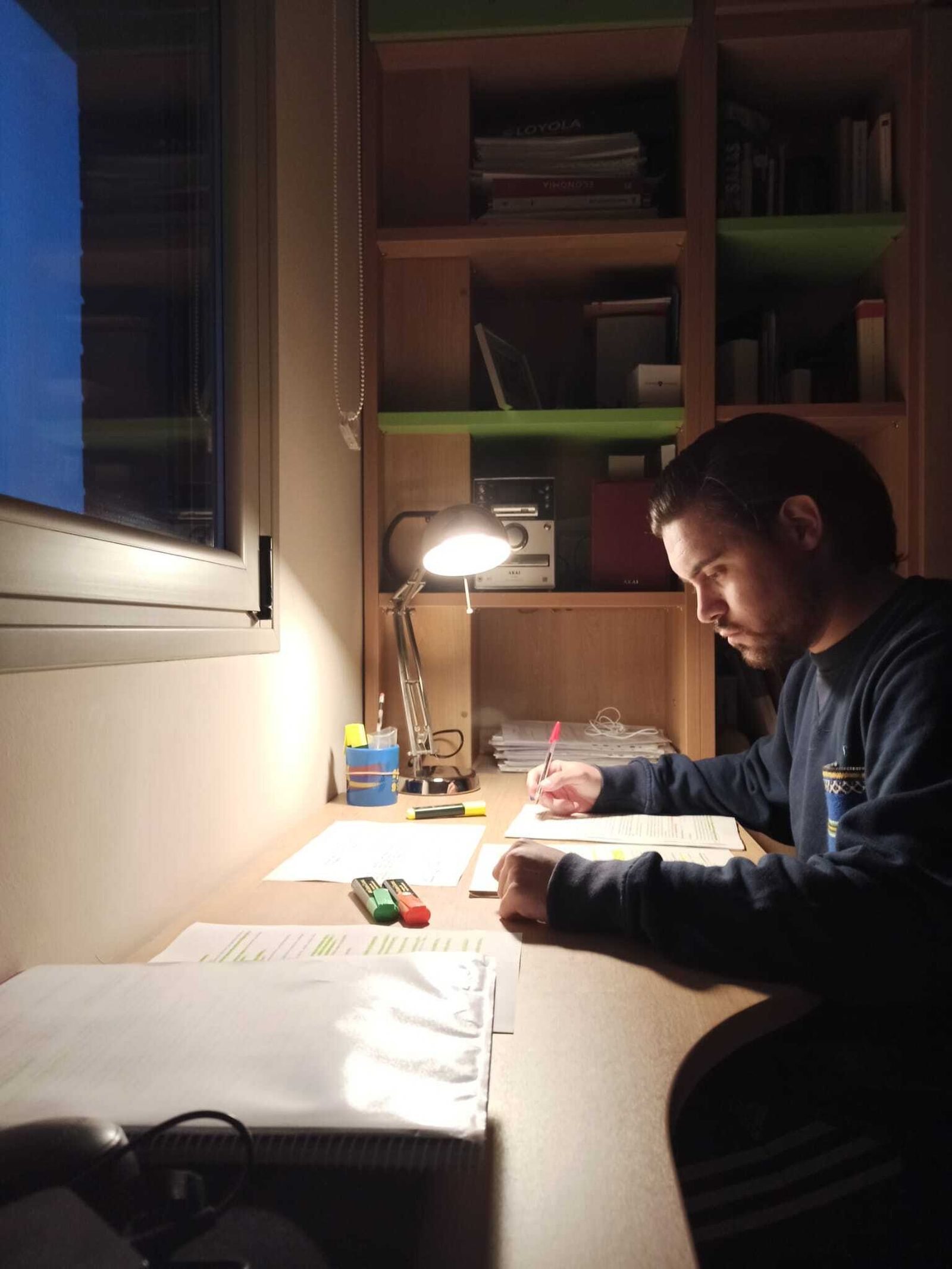 Carlos López se prepara las oposiciones en su escritorio