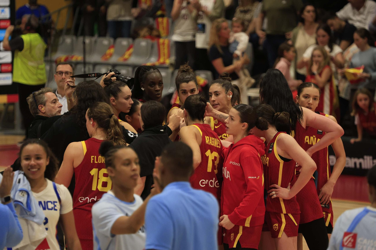Fotos del partido y ambiente en el España-Francia del Torneo Internacional de Baloncesto Femenino en La Línea