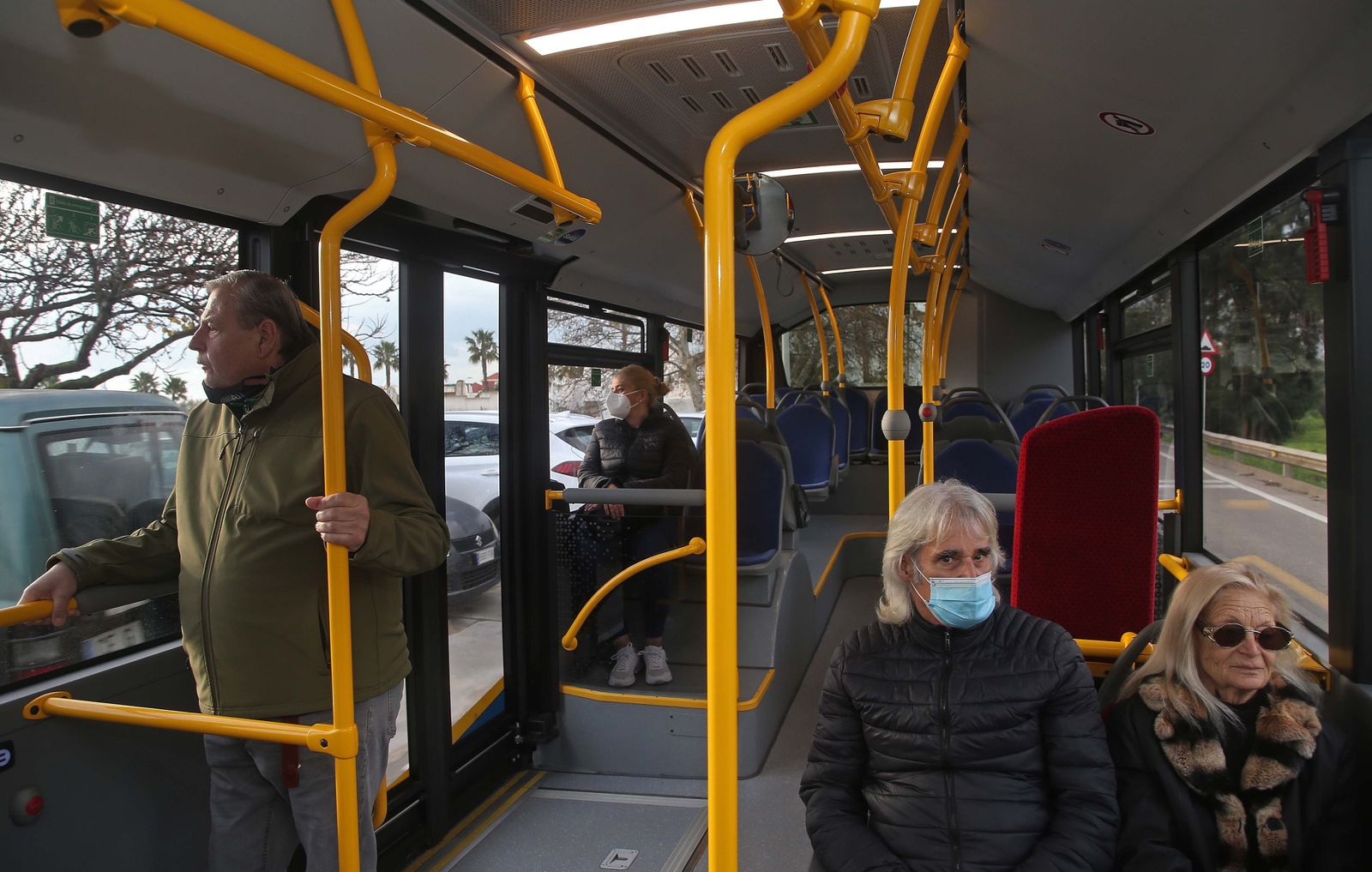 Fotos del primer día sin mascarillas en el transporte público en Algeciras
