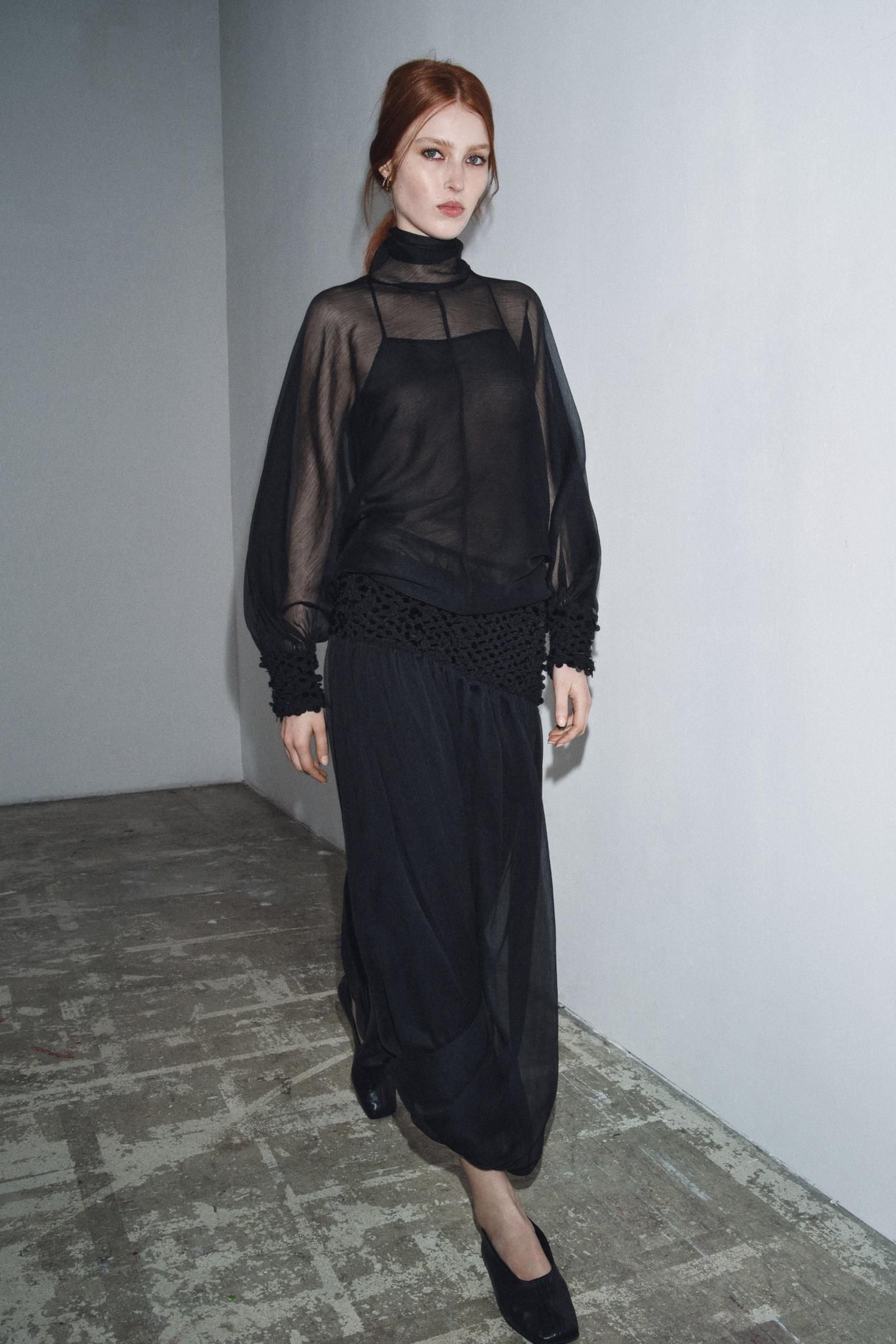 Blusa con transparencias de Zara.