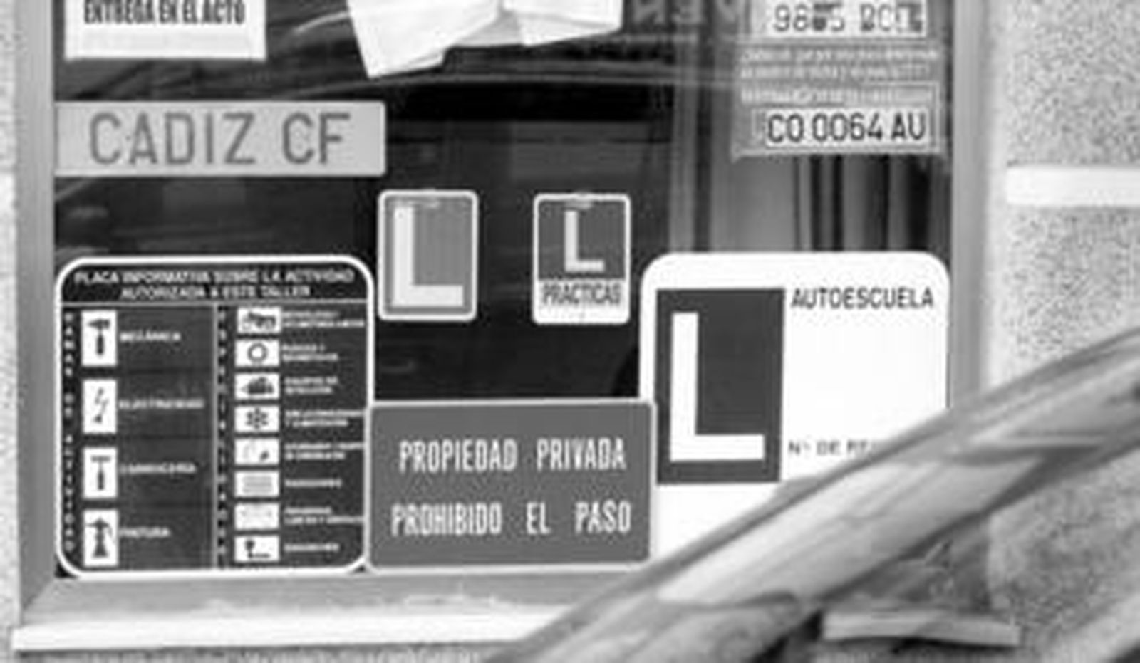 El escaparate de una autoescuela, ubicada en la ciudad de Cádiz.