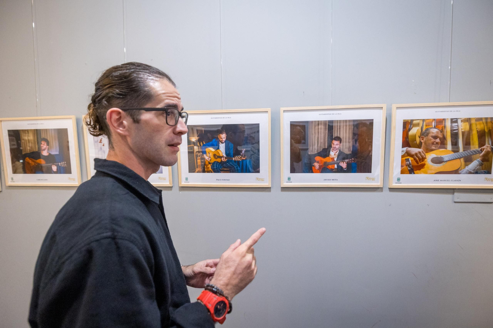 El fotógrafo Juan Antonio Sánchez Bernal, en la inauguración de la exposición 'Guitarristas de la Isla', en San Fernando
