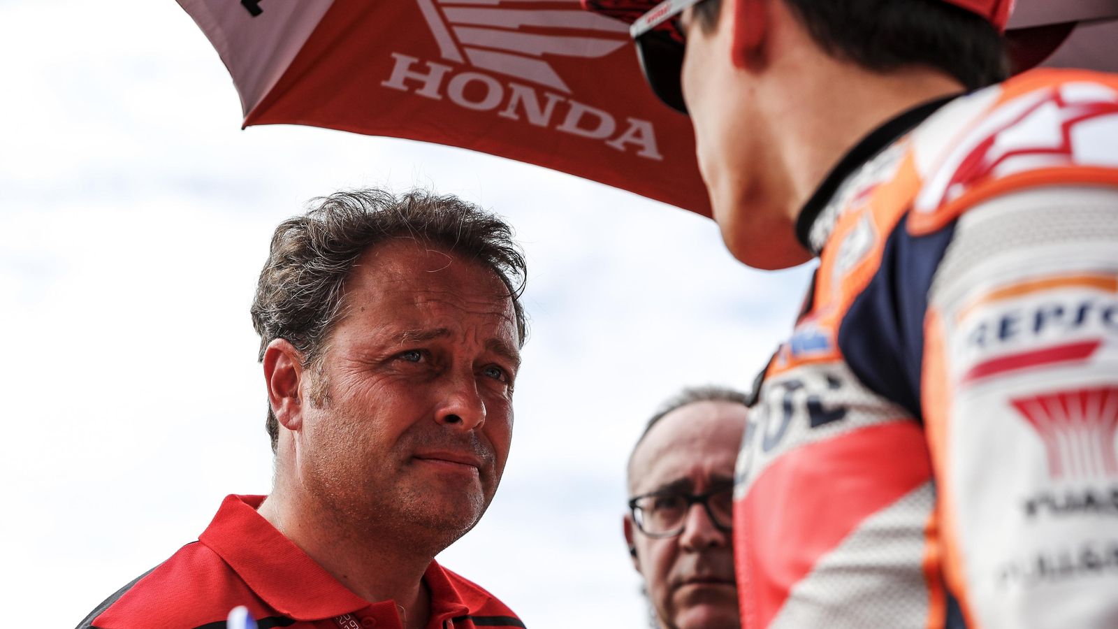 Emilio Alzamora mira a Marc Márquez en la parrilla de salida del pasado Gran Premio de Las Américas.
