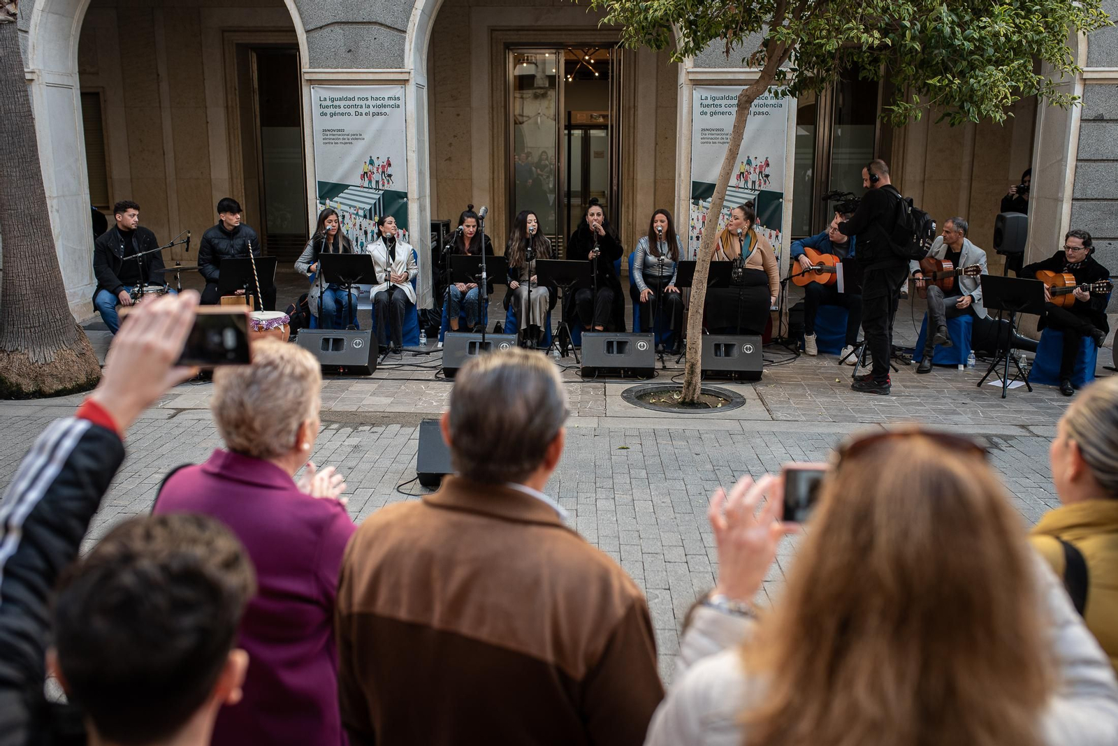 Imágenes de la Zambombá " Sones de Navidad" en la puerta de la Diputación