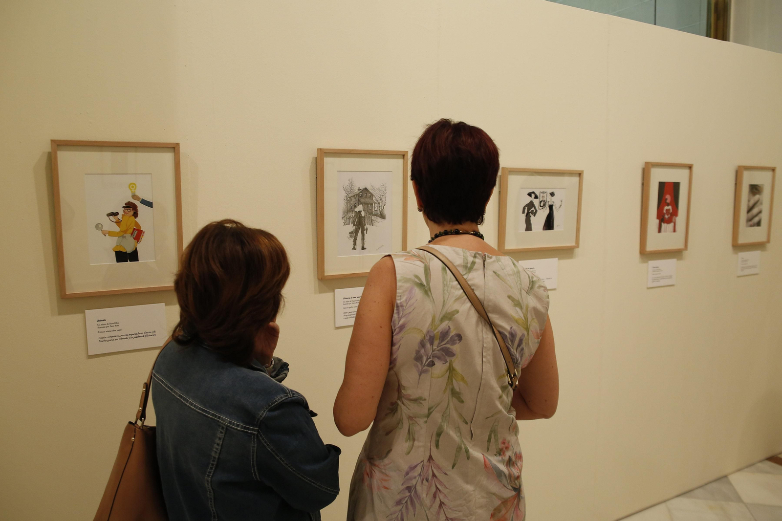 Visitantes observando la exposición del ciclo HNegra. Visitantes observando la exposición del ciclo HNegra.