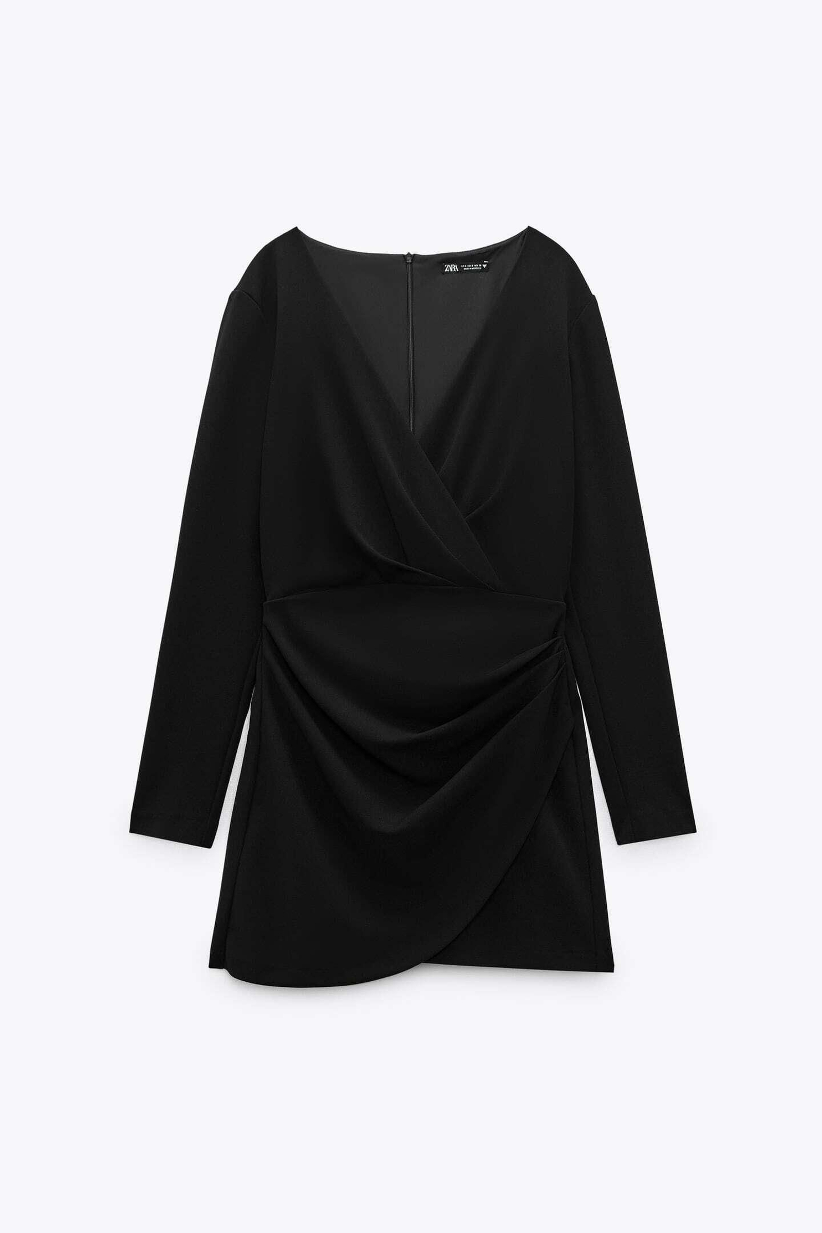 Vestido negro y drapeado de Zara.