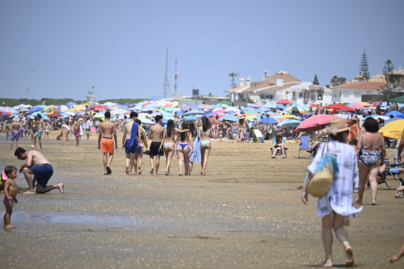 Ambiente en la playas de Huelva este sábado 22 de julio, en imágenes