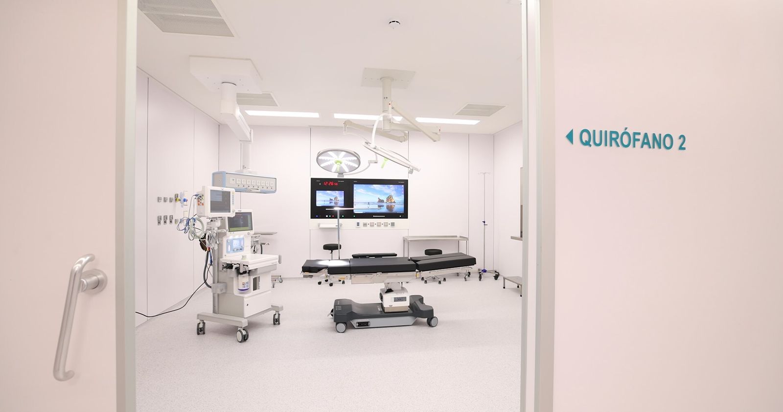 Acceso a uno de los siete quirófano del Hospital San Agustín.