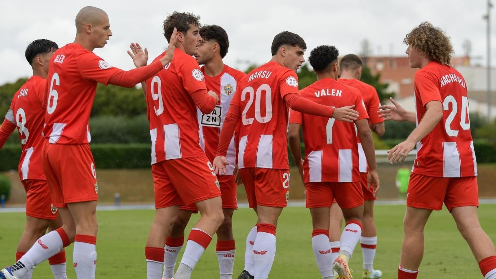 Los rojiblancos celebran uno de los goles al San Fernando.