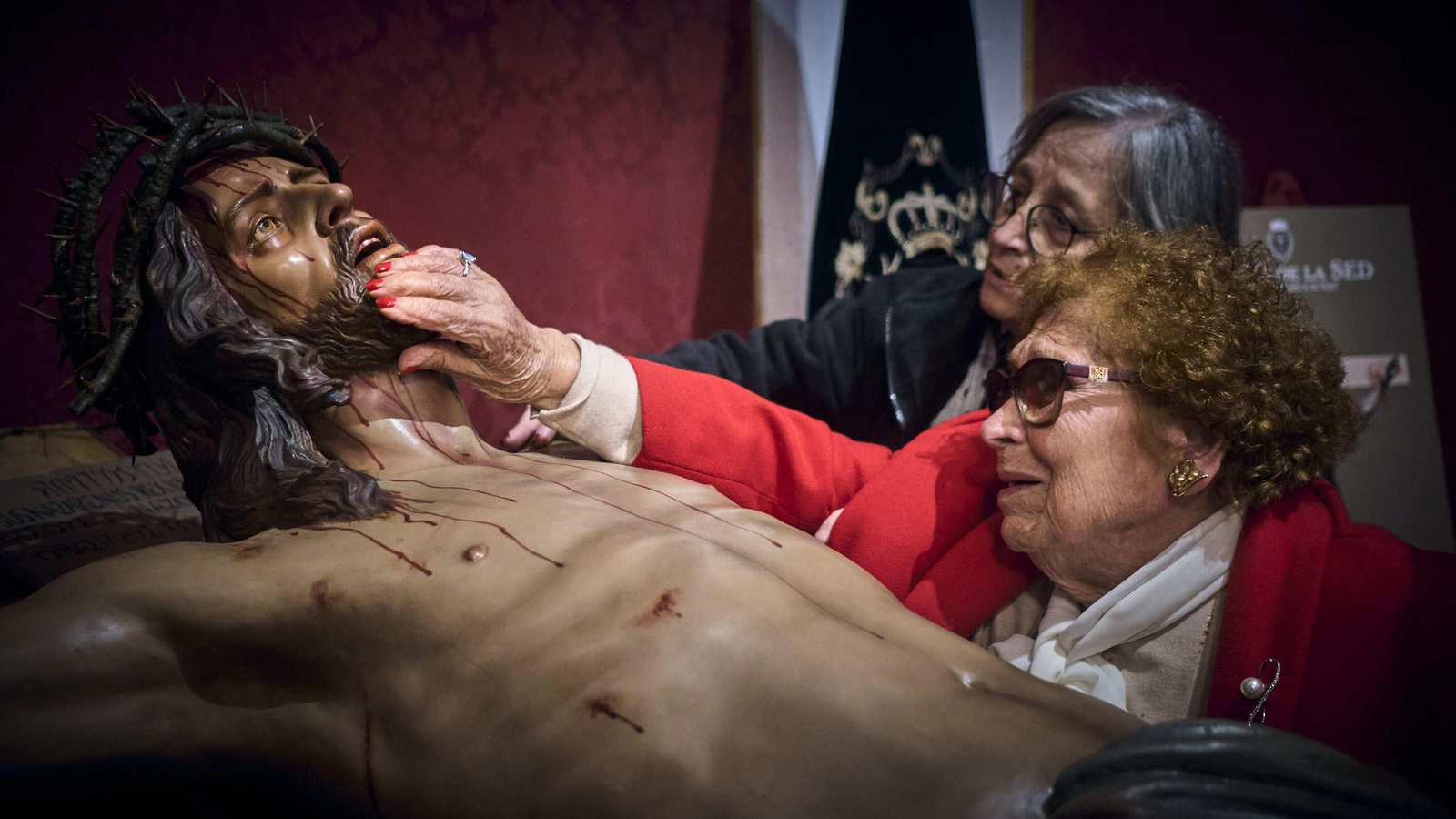 Usuarios de la Residencia Fragela  durante la visita al Cristo de las Sietes Palabras