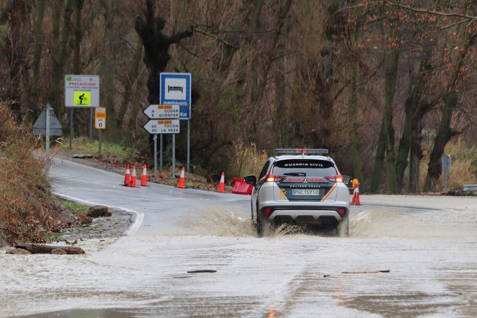 Carretera A-4026 cortada por la subida del caudal del río Aguas Blancas