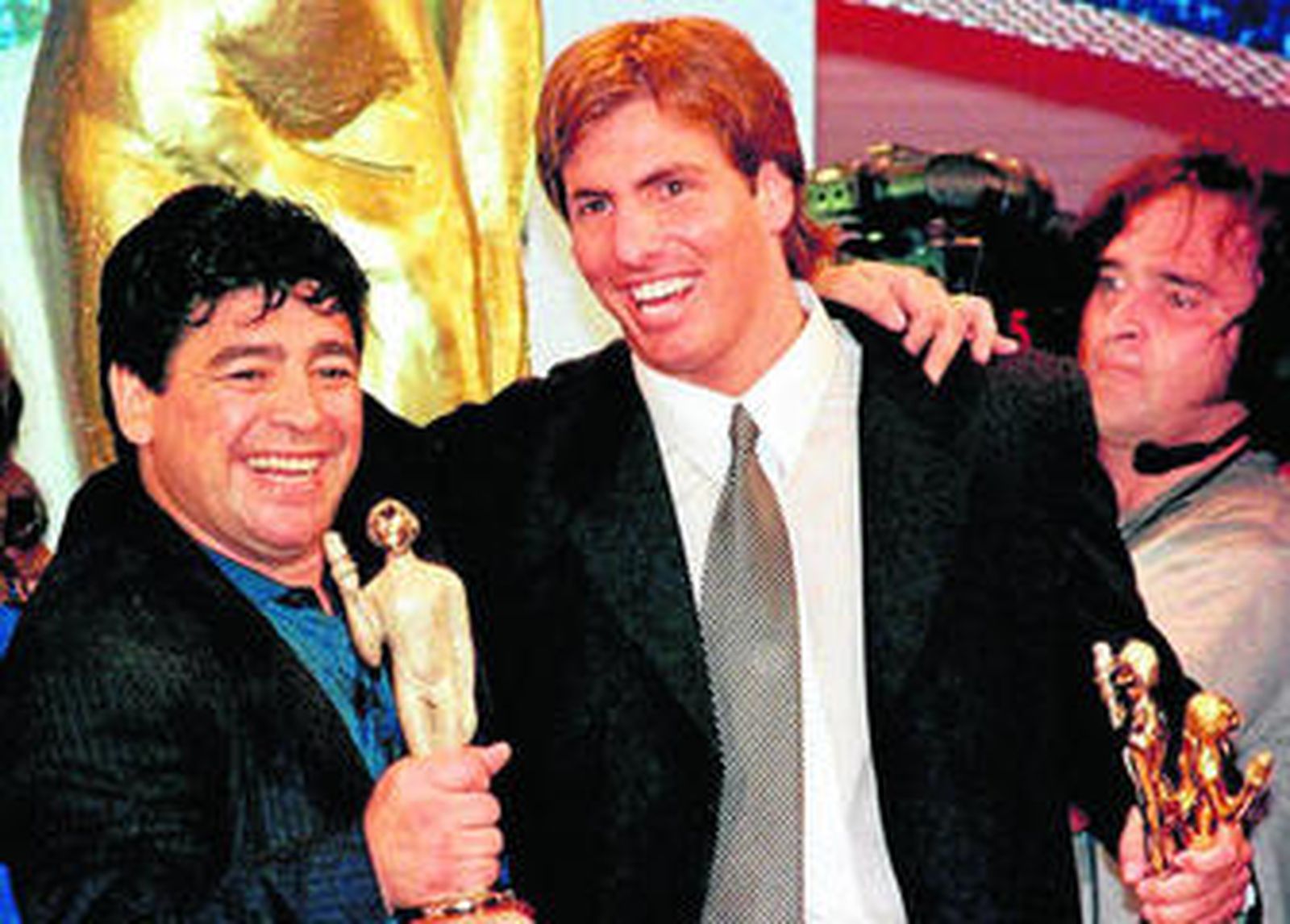 Gonzalo Quesada, en el centro, junto a Maradona (i), en los premios Olimpia de 1999.