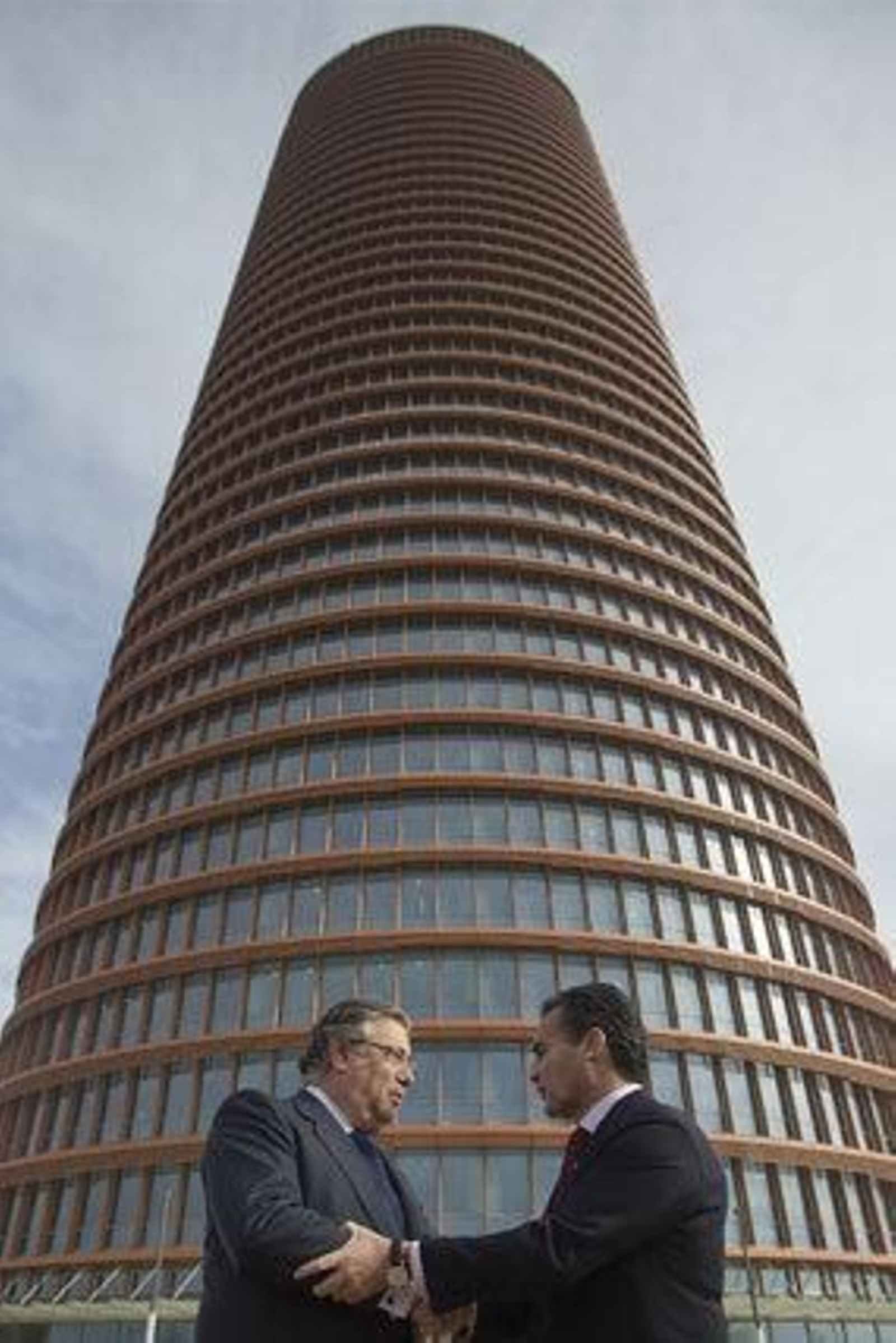 Zoido anuncia tras una visita que "en 15 días" acabará la obra de la Torre Pelli