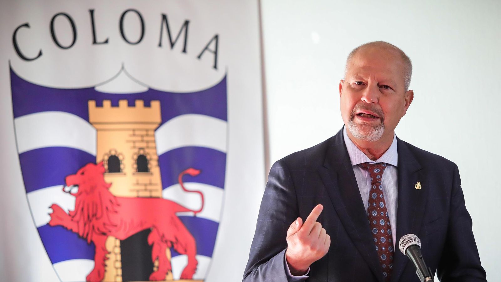 El consejero de Educación, Javier Imbroda, dirigiéndose a los alumnos.