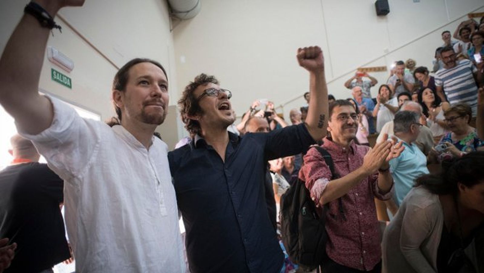 Juan Carlos Monedero aplaude a González e Iglesias, en un acto partidista el pasado verano en Cádiz.