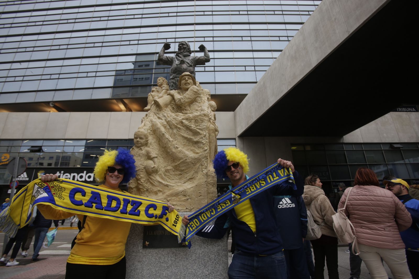 Seguidores cadistas ante el monumento dedicado a la afición.