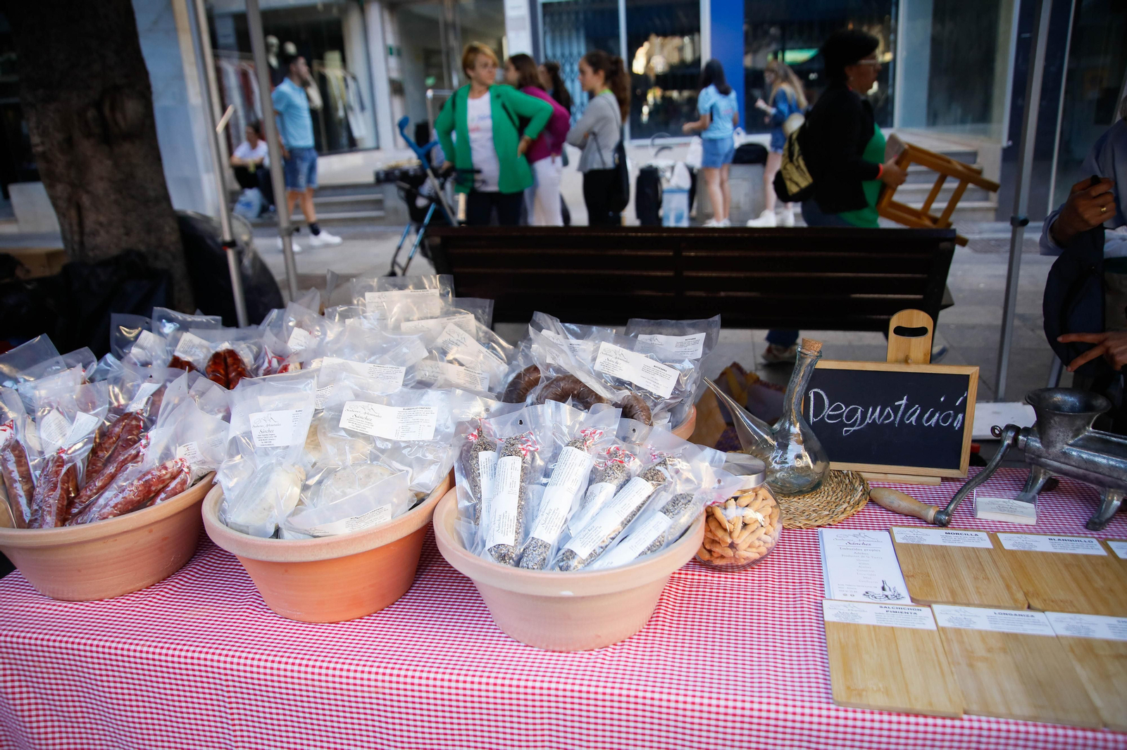 Así es la alfombra de serrín de 60 metros en el Paseo de Almería, en imágenes.