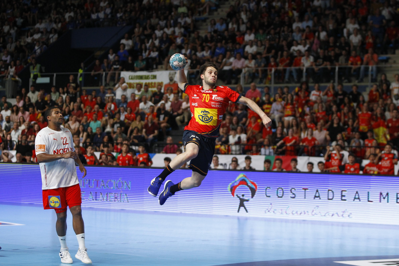 Imágenes del España-Dinamarca de la EHF Euro Cup de balonmano, en Almería