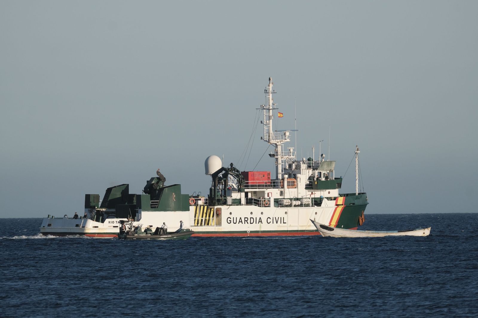 El 'Río Tajo' traslada a los 169 migrantes a un puerto seguro.