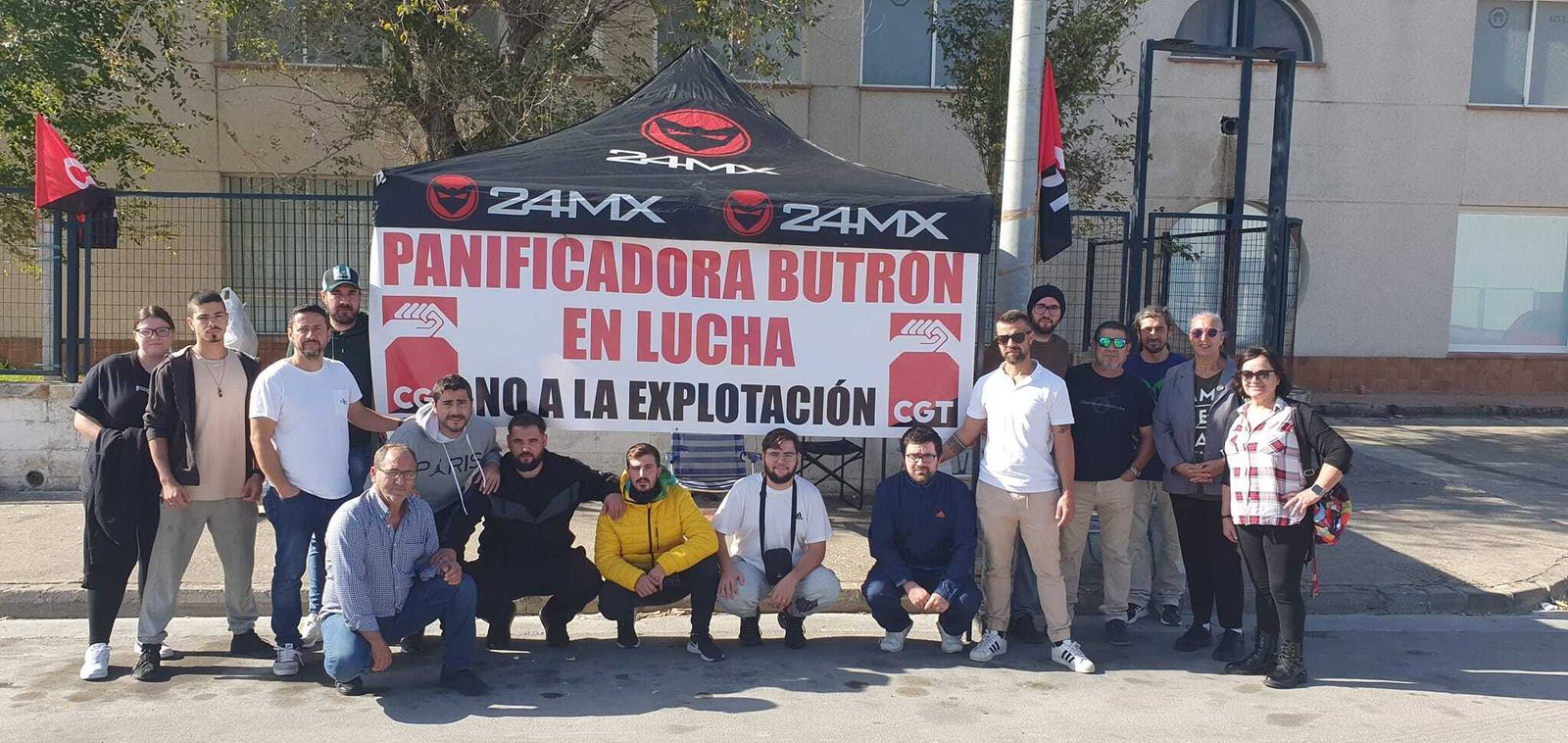 Parte de la plantilla de la Panificadora Butrón, en huelga.